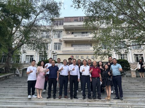 图为大学生创业孵化基地创业学生代表合影.jpg 图为大学生创业孵化基地创业学生代表合影.jpg