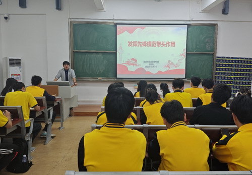 图为余培先授课现场.jpg 图为余培先授课现场.jpg