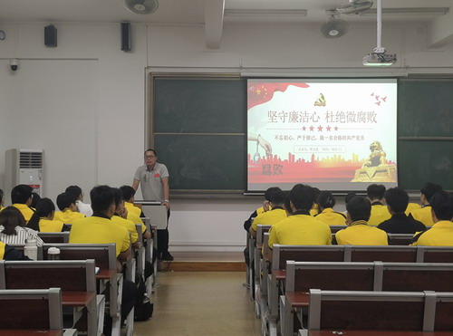 图为覃文进授课现场.jpg 图为覃文进授课现场.jpg