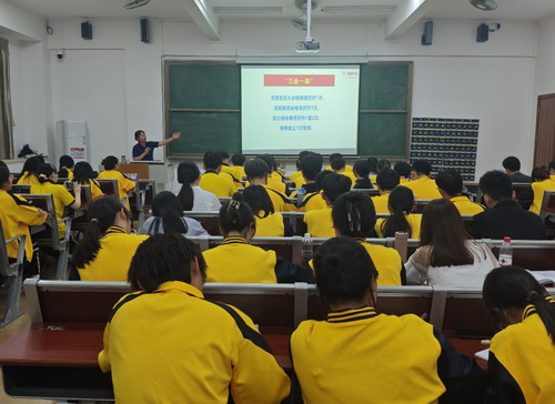 图为陈泳霞授课现场.jpg 图为陈泳霞授课现场.jpg