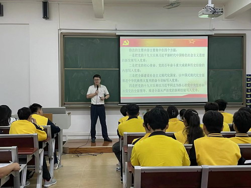 图为巴昭军授课现场.jpg 图为巴昭军授课现场.jpg