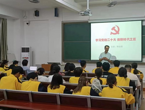 图为韩治国授课现场.jpg 图为韩治国授课现场.jpg