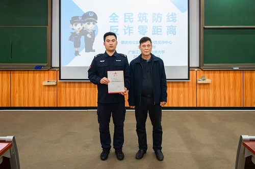 颁发聘书.jpg 颁发聘书.jpg