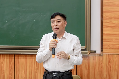 学校党委书记丁勇授课.jpg