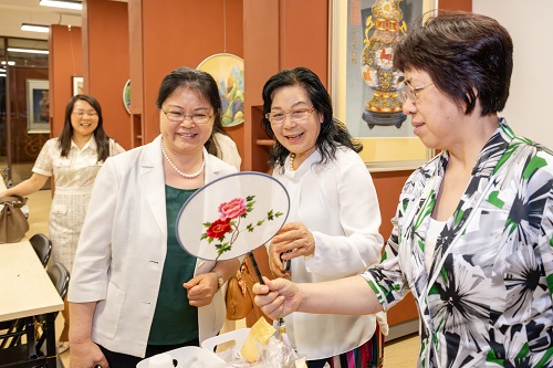 董事长谢建平陪同参观.jpg