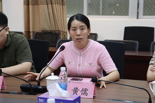 黄儒讲话.jpg 黄儒讲话.jpg