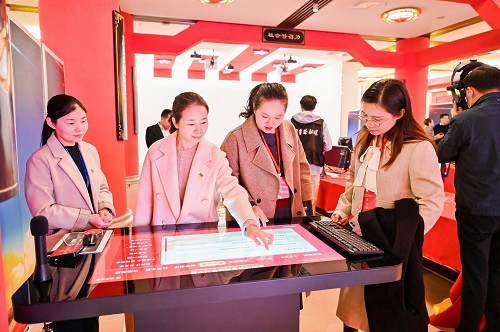 与会嘉宾参观VR党建馆.jpg 与会嘉宾参观VR党建馆.jpg