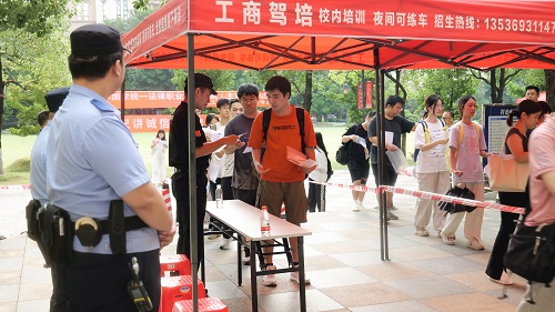 考生接受证件检查.jpg
