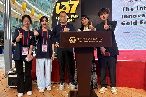 师生团队合影.jpg