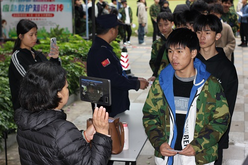 考生进行人脸识别.jpg