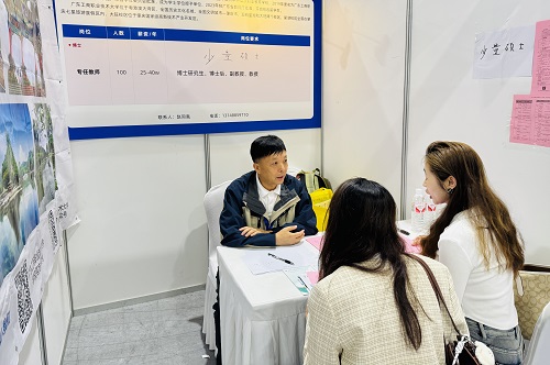 赵同胤在杭州站招聘现场接待求职者.jpg