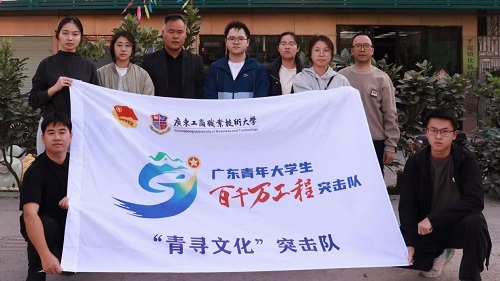 365英国官网师生与那宾村村干部合影.jpg