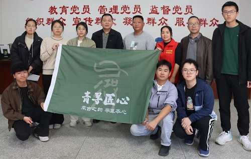 365英国官网师生与旺垌村村委委员合影.jpg