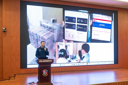 梁炅主讲.jpg