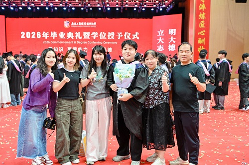 毕业生与家人合影.jpg 毕业生与家人合影.jpg