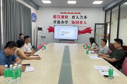 教研室教师代表同机械设计制造及自动化专业教师李斌现场交流.jpg