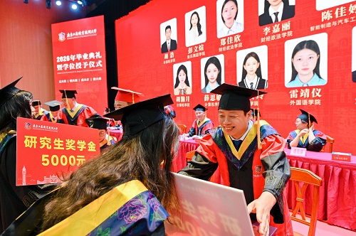 颁发考研专项奖学金.jpg 颁发考研专项奖学金.jpg