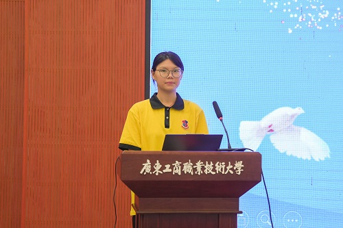 代表发言1.jpg 代表发言1.jpg