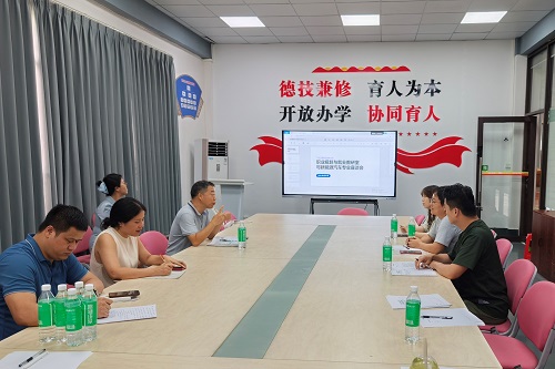 教研室教师代表同新能源汽车工程技术专业教师赵学忠现场交流.jpg
