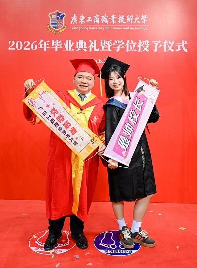毕业生与代理校长莫秀全合影.jpg 毕业生与代理校长莫秀全合影.jpg
