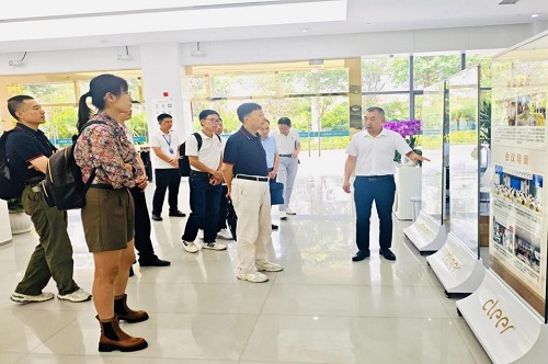 参观企业展厅.jpg 参观企业展厅.jpg