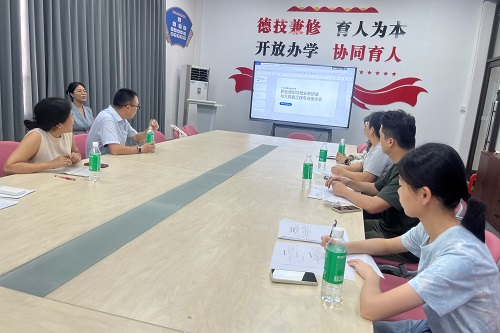 教研室教师代表同大数据工程技术专业教师屠珺楠现场交流.jpg