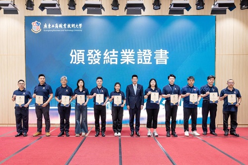 仲伟合为参训学员颁发结业证书.jpg