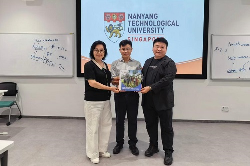 南洋理工大学杨沛东博士向学校赠书.jpg 南洋理工大学杨沛东博士向学校赠书.jpg