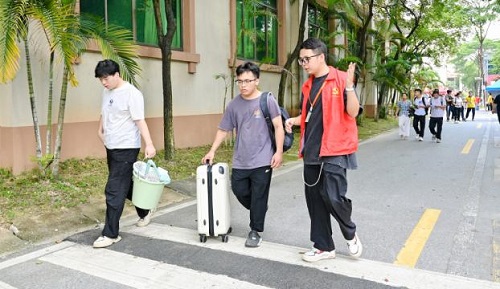 志愿者提供服务(大旺校区).jpg 志愿者提供服务(大旺校区).jpg