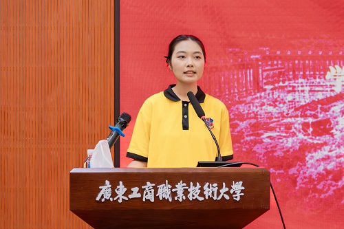 学生代表发言.jpg 学生代表发言.jpg