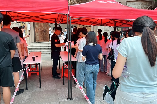 考生接受考前证件检查.jpg