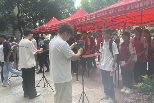 考生接受考前人脸识别.jpg