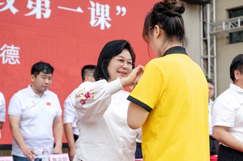 校徽佩戴仪式(大旺校区).jpg 校徽佩戴仪式(大旺校区).jpg