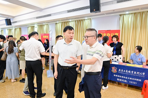 党委书记丁勇在大旺校区迎新现场.jpg 党委书记丁勇在大旺校区迎新现场.jpg