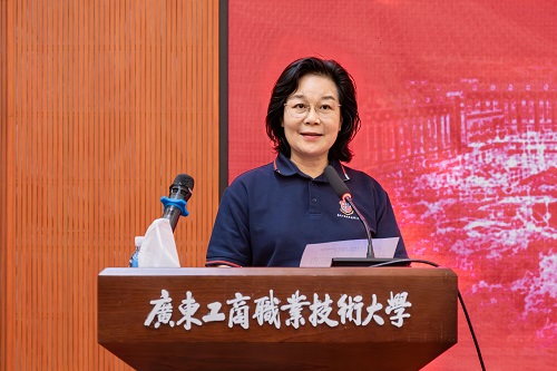 谢建平宣读慰问信.jpg 谢建平宣读慰问信.jpg