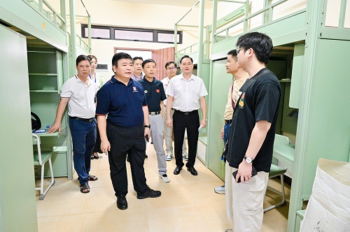 校领导走访学生宿舍1.jpg 校领导走访学生宿舍1.jpg