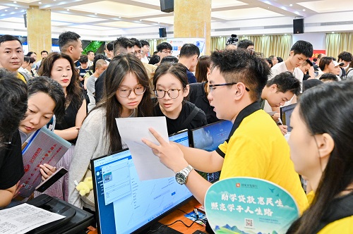大旺校区迎新现场2.jpg 大旺校区迎新现场2.jpg